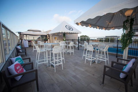 Gladstone Reef Hotel Motel - Tourism Caloundra 0