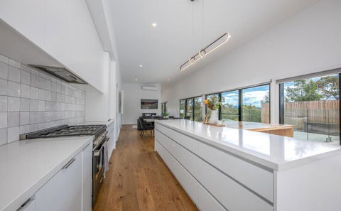 Glamour In Gisborne - With Spa! - Tourism Caloundra 2