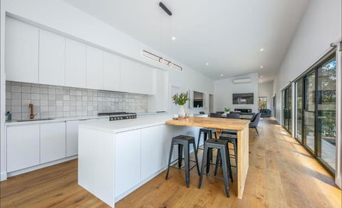 Glamour In Gisborne - With Spa! - Tourism Caloundra 3
