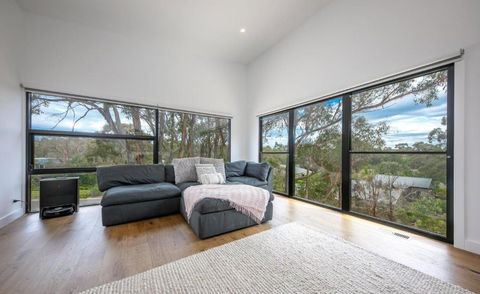 Glamour In Gisborne - With Spa! - Tourism Caloundra 1