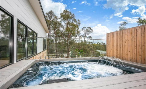 Glamour In Gisborne - With Spa! - Tourism Caloundra 0