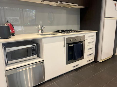 Glen Iris Gem - Modern Apartment With Car Park - Tourism Caloundra 4