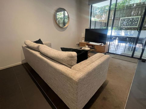 Glen Iris Gem - Modern Apartment With Car Park - Tourism Caloundra 2
