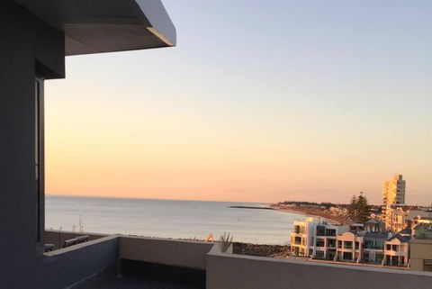 Glenelg BEACH & Park Views -wifi Parking - Tourism Caloundra 0