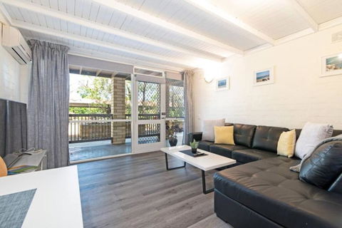 Glenelg Getaway - 2BR, Parking And Free Wine - Tourism Caloundra 0