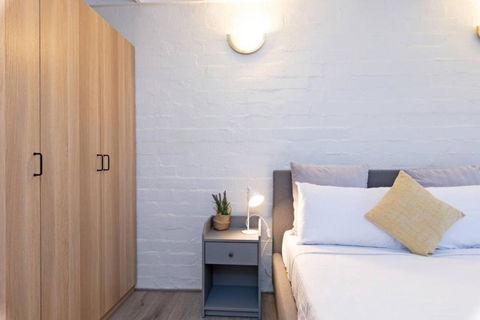 Glenelg Getaway - 2BR, Parking And Free Wine - Tourism Caloundra 3