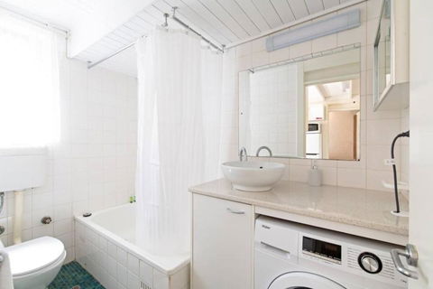 Glenelg Getaway - 2BR, Parking And Free Wine - Tourism Caloundra 4