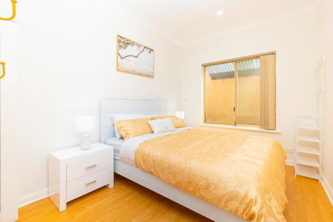 Glenelg House Modern 5QBed,1cot,3Bth, 4TV, Pet - Tourism Caloundra 3