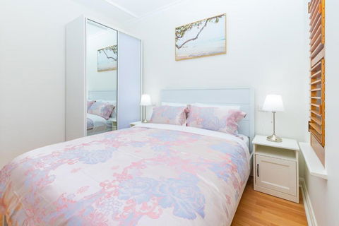 Glenelg House Modern 5QBed,1cot,3Bth, 4TV, Pet - Tourism Caloundra 2