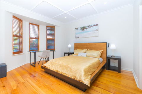 Glenelg House Modern 5QBed,1cot,3Bth, 4TV, Pet - Tourism Caloundra 0