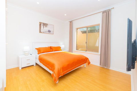 Glenelg House Modern 5QBed,1cot,3Bth, 4TV, Pet - Tourism Caloundra 1