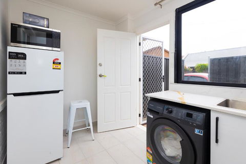 Glenelg North Modern Studio, QBed,Wifi, Pet - Tourism Caloundra 3