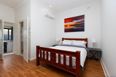 Glenelg North Modern Studio, QBed,Wifi, Pet - Tourism Caloundra 0