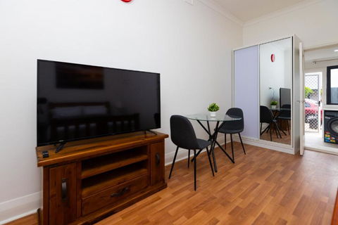 Glenelg North Modern Studio, QBed,Wifi, Pet - Tourism Caloundra 1