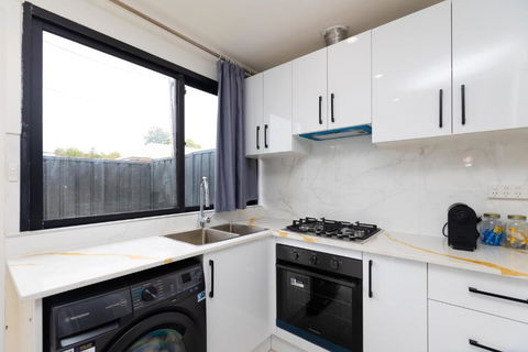 Glenelg North Modern Studio, QBed,Wifi, Pet - Tourism Caloundra 2
