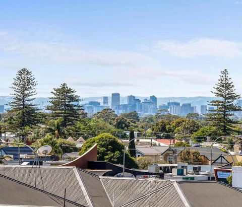 Glenelg Oasis, Pool, Gym, Spa & Sauna, Free Parking, City Views - Tourism Caloundra 0