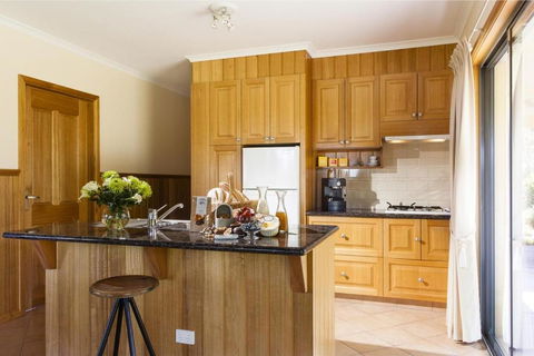 Glenoe Cottages - Tourism Caloundra 1