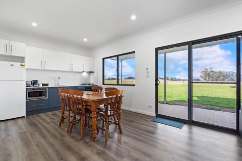 Glenowrie Cottage - 1 King 2 Singles - Near Cadia - Tourism Caloundra 0