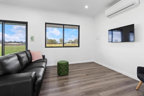 Glenowrie Cottage - 1 King 2 Singles - Near Cadia - Tourism Caloundra 1