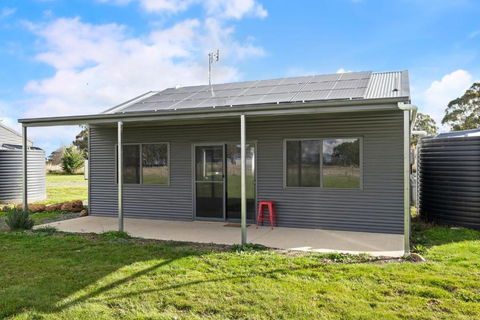 Glenowrie Cottage - 1 King 2 Singles - Near Cadia - Tourism Caloundra 2