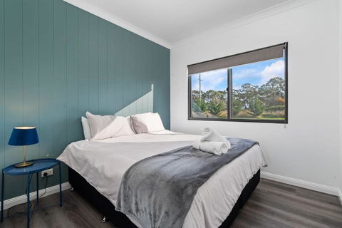 Glenowrie Cottage - 1 King 2 Singles - Near Cadia - Tourism Caloundra 3