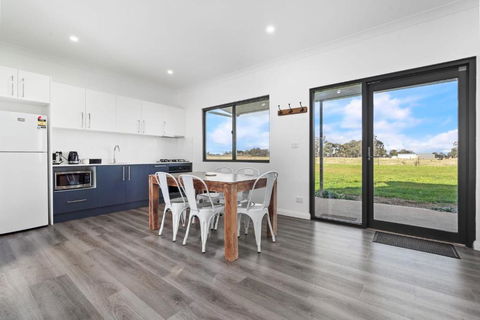 Glenowrie Cottage - 2 Queen Beds - Near Cadia - Tourism Caloundra 0