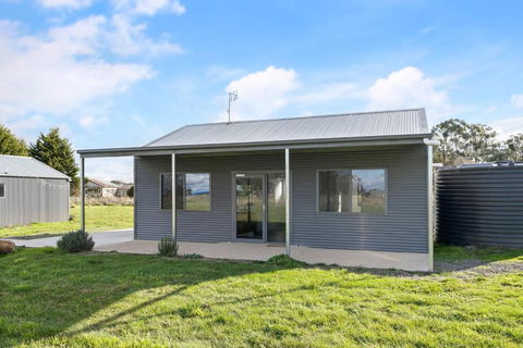 Glenowrie Cottage - 2 Queen Beds - Near Cadia - Tourism Caloundra 1