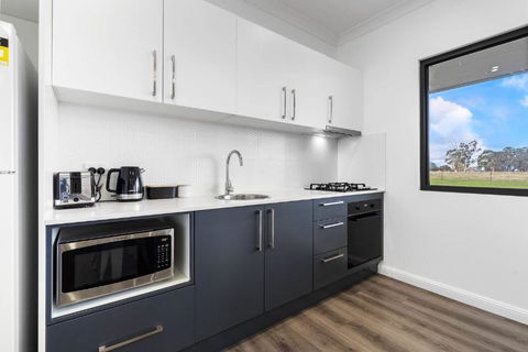 Glenowrie Cottage - 2 Queen Beds - Near Cadia - Tourism Caloundra 3