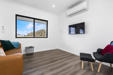 Glenowrie Cottage - 2 Queen Beds - Near Cadia - Tourism Caloundra 4