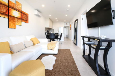 Glorious 2-Bed With Waterside Balcony Views - Tourism Caloundra 1