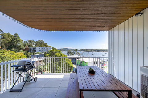 Glorious 2-Bed With Waterside Balcony Views - Tourism Caloundra 2
