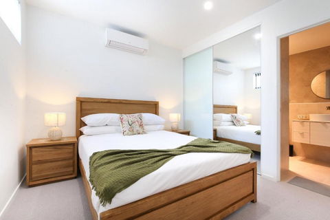 Glorious 2-Bed With Waterside Balcony Views - Tourism Caloundra 3