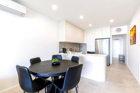 Glorious 2-Bed With Waterside Balcony Views - Tourism Caloundra 4