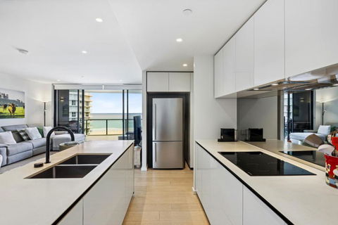 Glorious Ocean Views 2-Bed Pool & Amenities - Tourism Caloundra 3