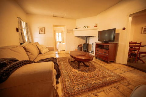 Goat Square Cottages - Tourism Caloundra 4