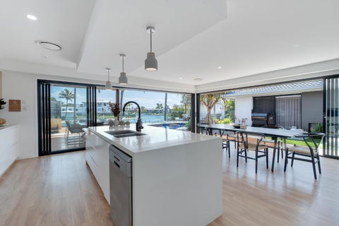 Gold Coast Luxury 4-BR Retreat - Tourism Caloundra 2
