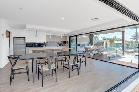 Gold Coast Luxury 4-BR Retreat - Tourism Caloundra 1