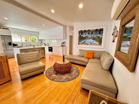 Gold Coast-Miami Mid-Century Beach Home With Pool - Tourism Caloundra 4