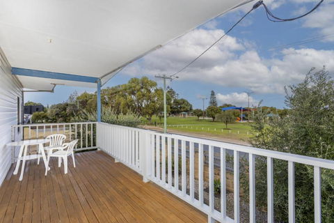 Golden Bay Beach Shack - EXECUTIVE ESCAPES - Tourism Caloundra 0