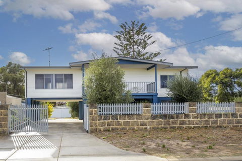 Golden Bay Beach Shack - EXECUTIVE ESCAPES - Tourism Caloundra 1