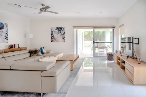 Golden Beach Family Home With Pool - Tourism Caloundra 1