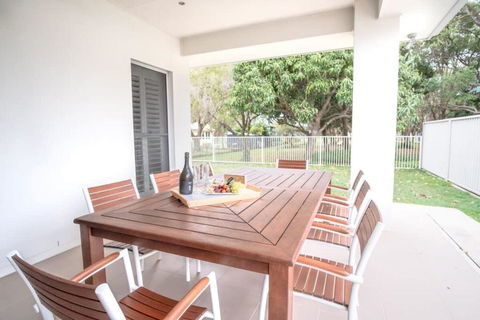 Golden Beach Family Home With Pool - Tourism Caloundra 2
