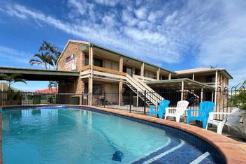 Golden Beach Motor Inn, Caloundra with Tourism Caloundra