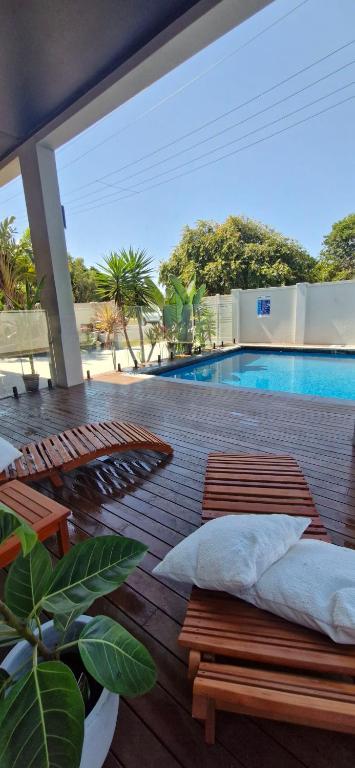 Golden Beachfront Holiday Home - Tourism Caloundra 4