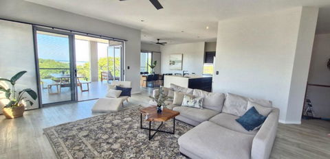 Golden Beachfront Holiday Home - Tourism Caloundra 3