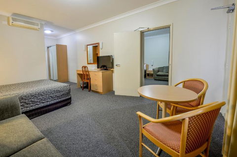 Golden Guitar Motor Inn - Tourism Caloundra 0