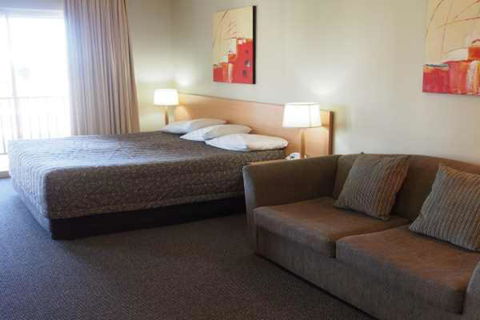 Golden Guitar Motor Inn - Tourism Caloundra 1