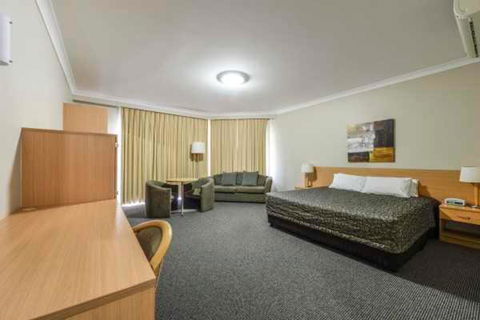 Golden Guitar Motor Inn - Tourism Caloundra 2