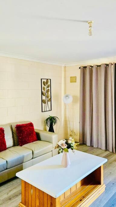 Golden Patch Retreat, Kalgoorlie - Tourism Caloundra 0
