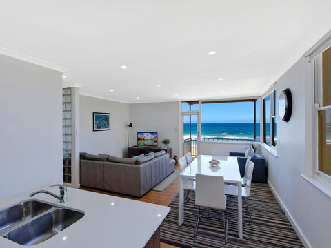 Golden Sands 1 - Absolute Beachfront - Tourism Caloundra 2